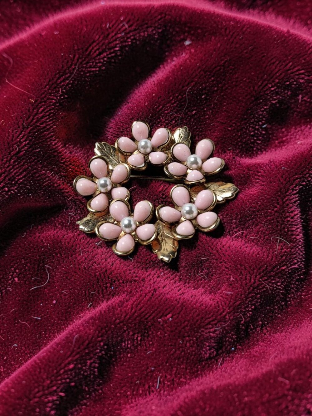 vintage 1960s gold tone leaf with pink and white faux pearl ring flowers brooch